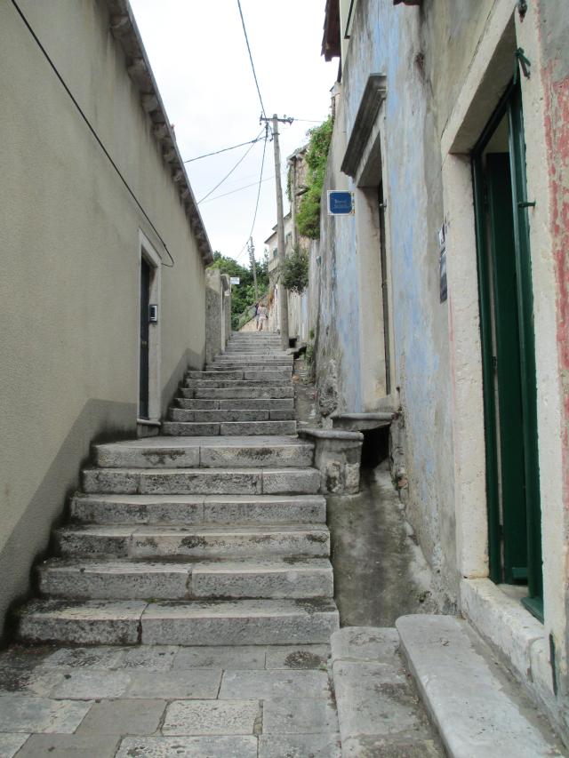 hiking the canyon to the guesthouse