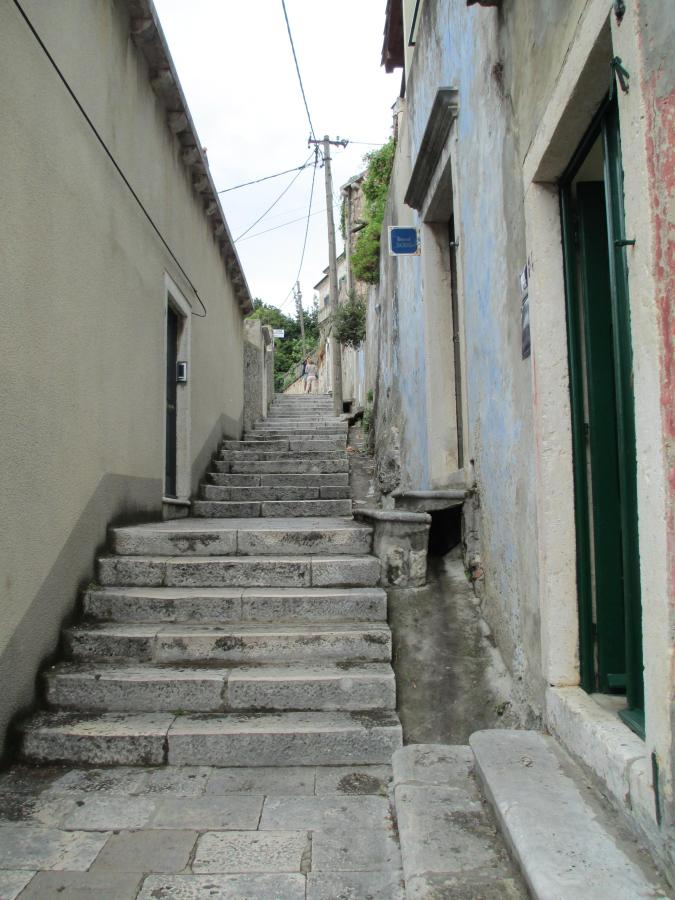 hiking the canyon to the guesthouse