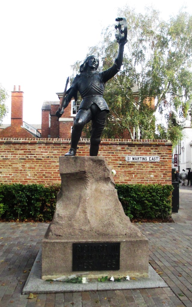 Richard III statue with York roses